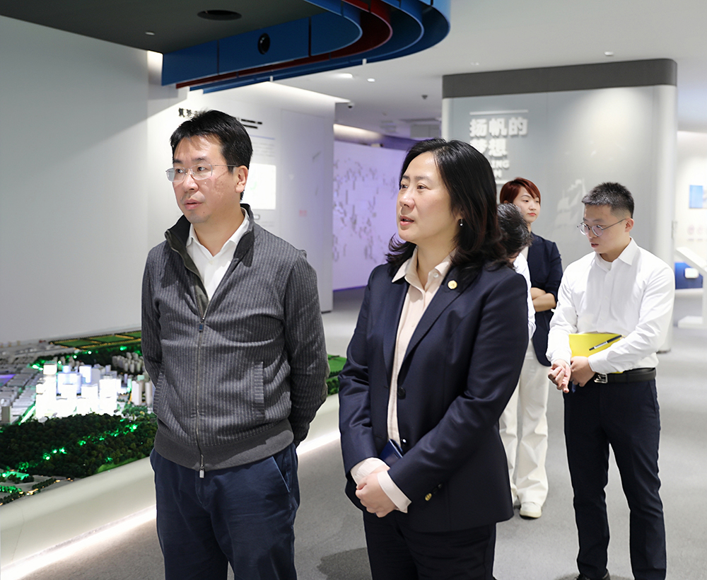 参观展厅 拷贝.jpg